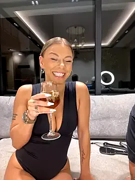 LaraCharm – webcam model profile photo Image 12