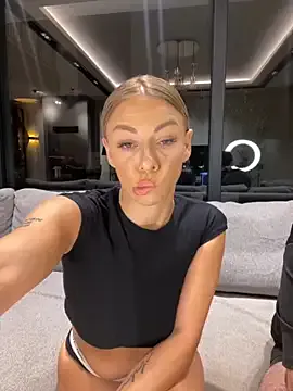 LaraCharm – webcam model profile photo Image 15