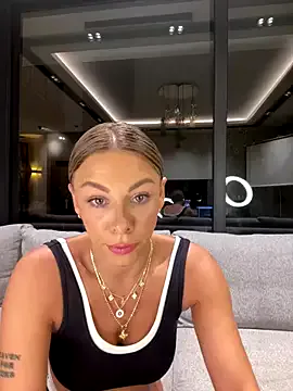 LaraCharm – webcam model profile photo Image 17