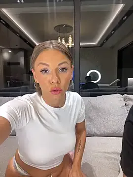 LaraCharm – webcam model profile photo Image 8