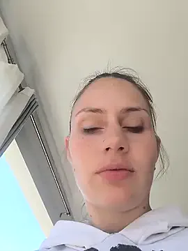 Skyller – webcam model profile photo Image 2