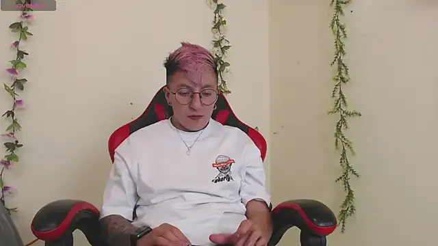 Dolce – webcam model profile photo Image 10