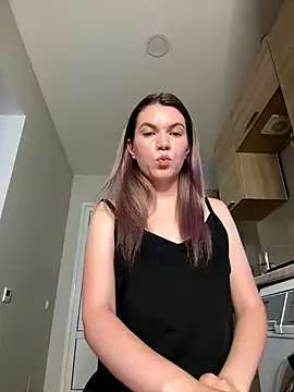 Carine – webcam model profile photo Image 12