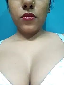 Carine – webcam model profile photo Image 13