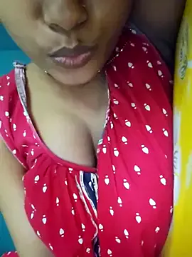 Carine – webcam model profile photo Image 4