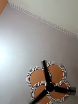 MiraKova – webcam model profile photo Image 3