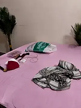 MiraKova – webcam model profile photo Image 4