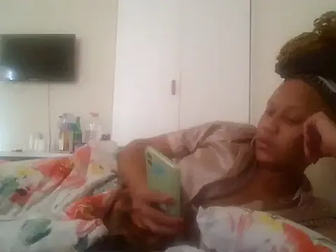 Dolce – webcam model profile photo Image 2