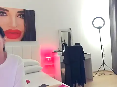 LeyahSummer – webcam model profile photo Image 3