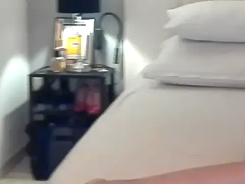 LeyahSummer – webcam model profile photo Image 6