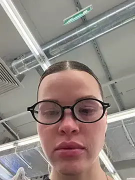 Sandra – webcam model profile photo Image 11