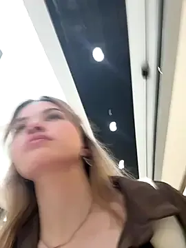 Sandra – webcam model profile photo Image 2