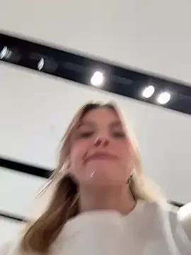 Sandra – webcam model profile photo Image 3