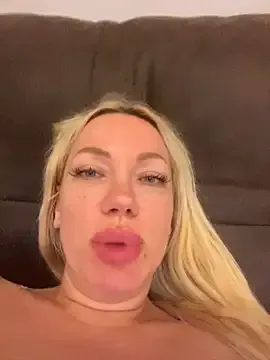 EsmeBrowm – webcam model profile photo Image 6