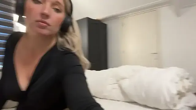 EmiBrow – webcam model profile photo Image 10