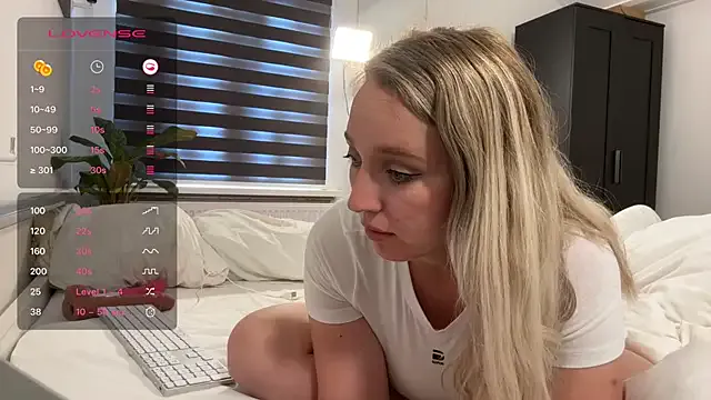 EmiBrow – webcam model profile photo Image 7