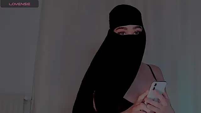 LaraCharm – webcam model profile photo Image 11