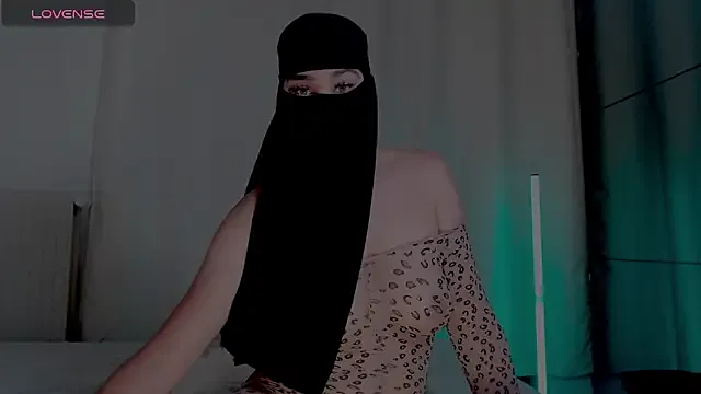 LaraCharm – webcam model profile photo Image 6