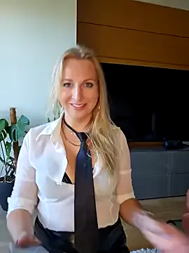 MiraKova – webcam model profile photo Image 17