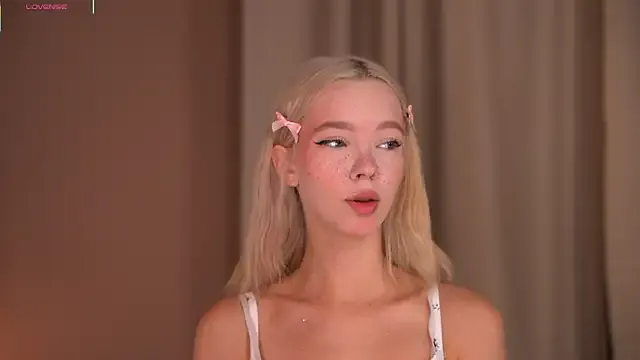 AdritVance – webcam model profile photo Image 6