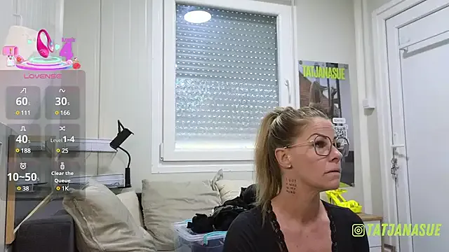 AishaHart – webcam model profile photo Image 4