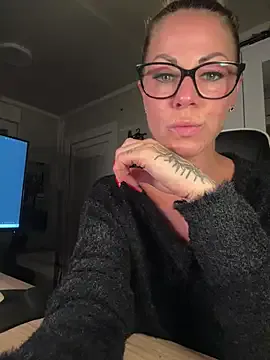 AishaHart – webcam model profile photo Image 5