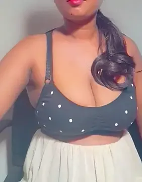 MiraKova – webcam model profile photo Image 3