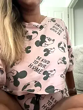 Dolce – webcam model profile photo Image 10