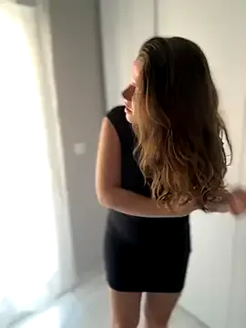 Dolce – webcam model profile photo Image 2