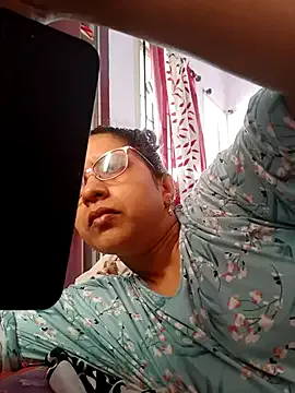 EmiBrow – webcam model profile photo Image 2