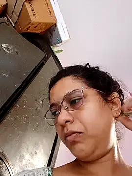 EmiBrow – webcam model profile photo Image 6