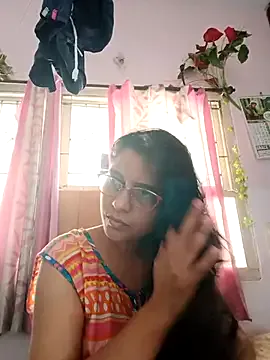 EmiBrow – webcam model profile photo Image 7