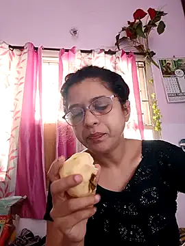 EmiBrow – webcam model profile photo Image 9