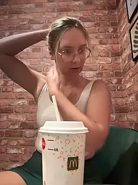 AishaHart – webcam model profile photo Image 10