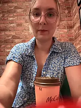 AishaHart – webcam model profile photo Image 18