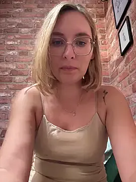 AishaHart – webcam model profile photo Image 2