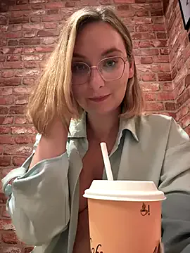 AishaHart – webcam model profile photo Image 3