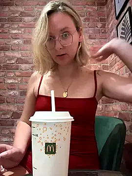 AishaHart – webcam model profile photo Image 9