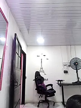 MiaLiaHot – webcam model profile photo Image 2