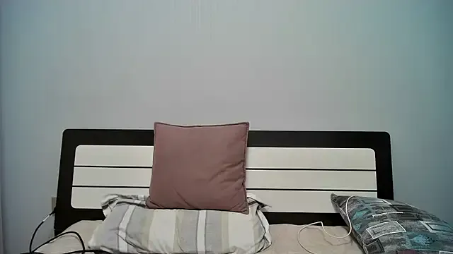 Dolce – webcam model profile photo Image 2