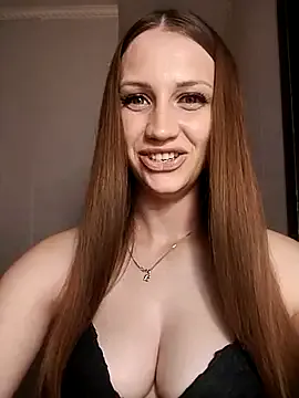 Carine – webcam model profile photo Image 3