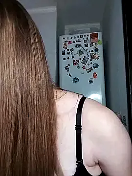 Carine – webcam model profile photo Image 4