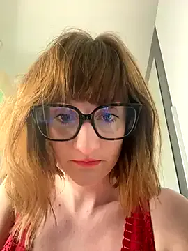 EmiBrow – webcam model profile photo Image 16