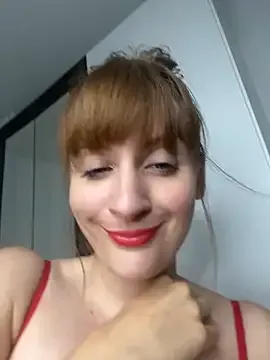 EmiBrow – webcam model profile photo Image 5