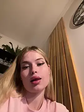 Dolce – webcam model profile photo Image 18