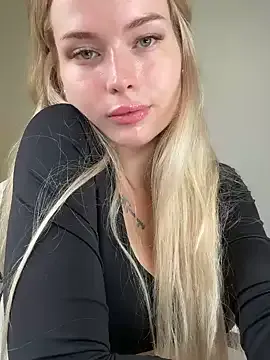 Dolce – webcam model profile photo Image 3