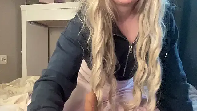 MiraKova – webcam model profile photo Image 16