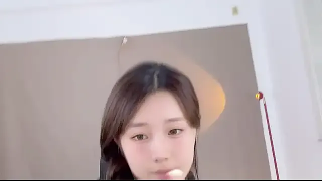 EmiBrow – webcam model profile photo Image 11