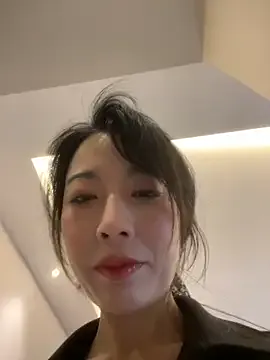 shiny-lily – webcam model profile photo Image 12