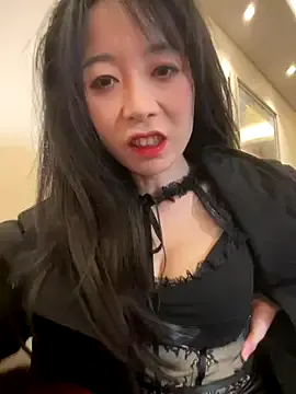 shiny-lily – webcam model profile photo Image 16